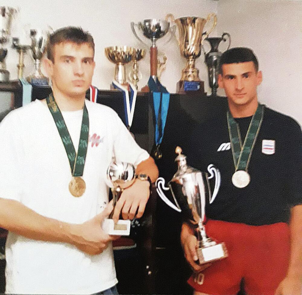 Nikola i Vanja Grbić sa individualnim priznanjima i olimpijskim bronzama, 1996. godine.